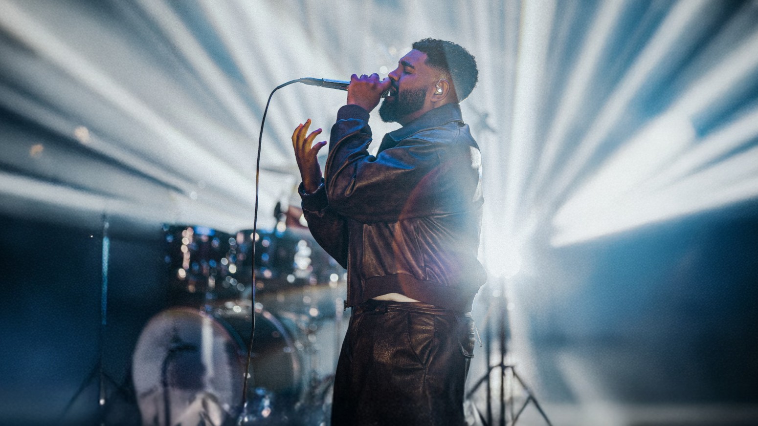 notícia Silas Magalhães celebra 15 anos de carreira com o DVD “De Volta ao Jardim” e apresenta a canção “Domingos à Noite”