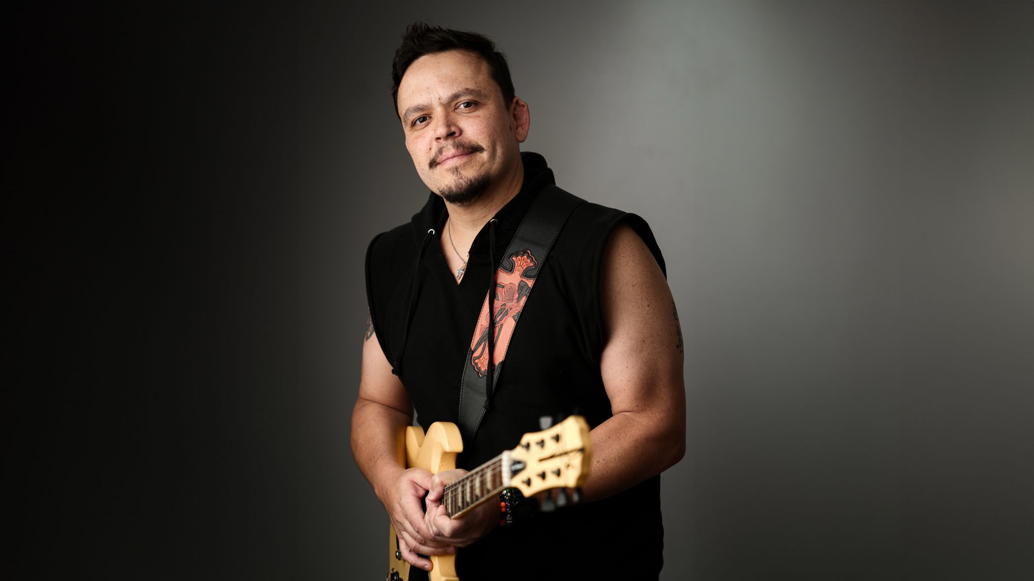 notícia Você precisa ouvir isso: Dadai lança “O Amor Abre o Mar” e toca quem está à beira de desistir