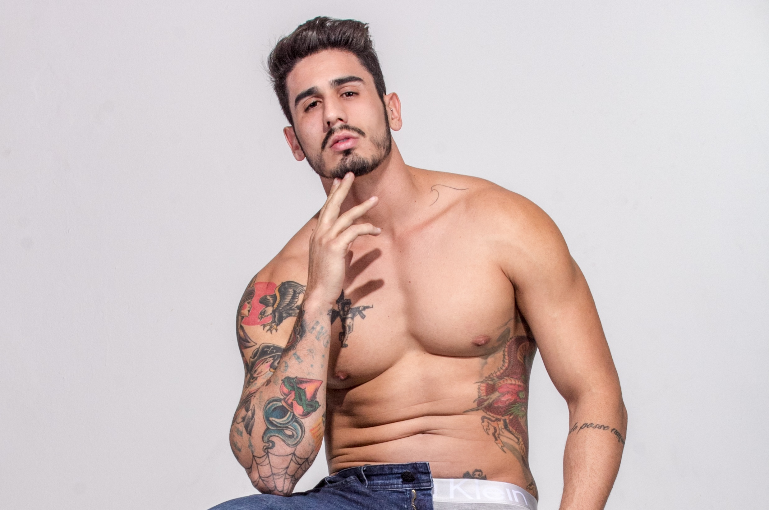 notícia Caio Caiera faz ensaio fotográfico comemorando sucesso na carreira