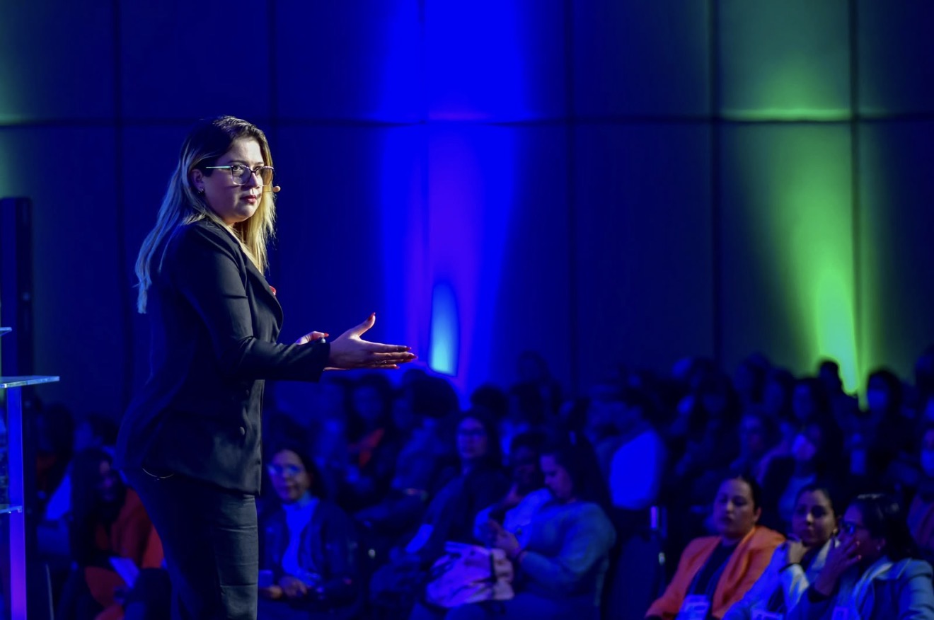 notícia Priscilla Cruz defende identidade como base para comunicação e liderança