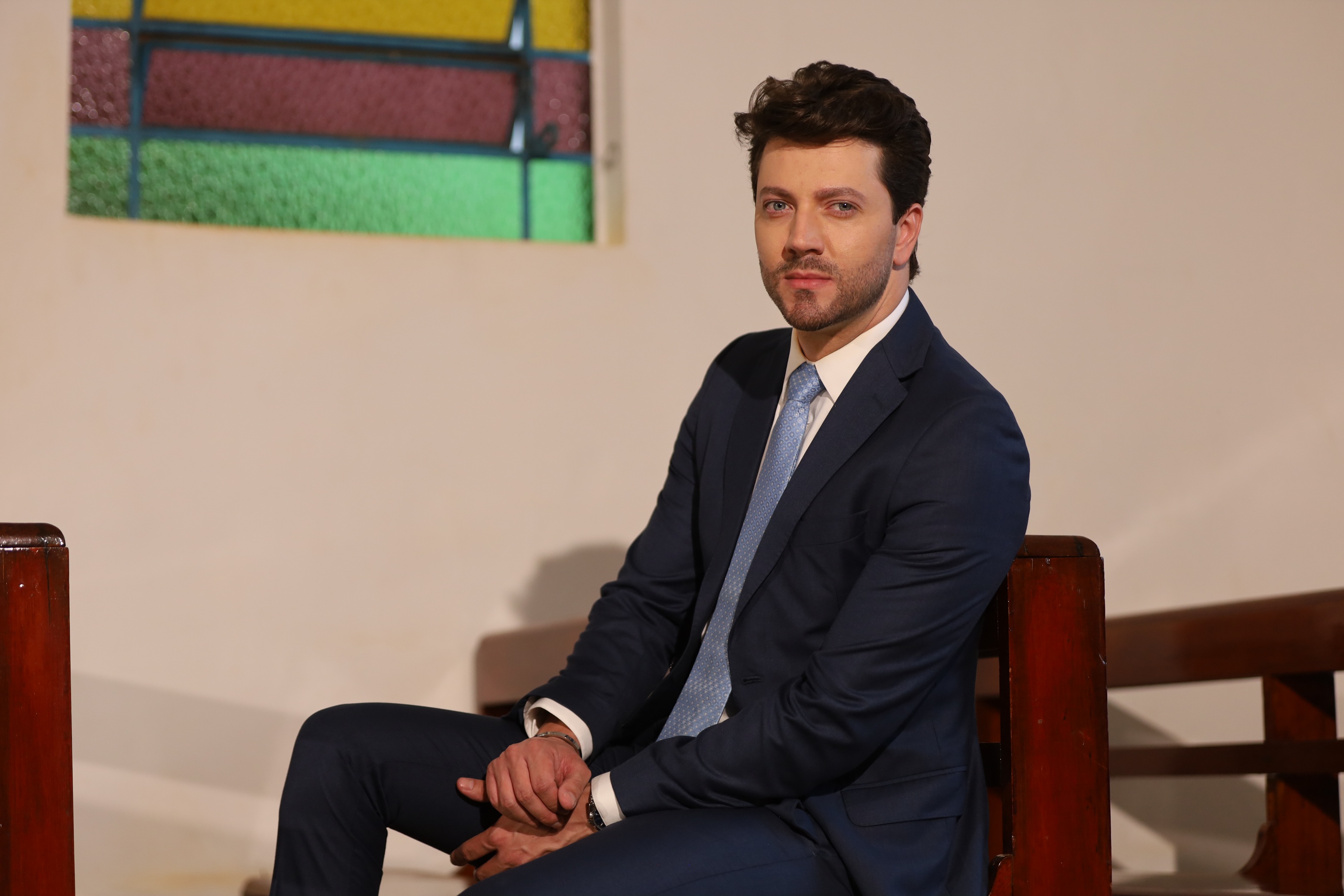 notícia Evandro Jr. transforma dilemas do amor em história cinematográfica no clipe de “Vai Casar”