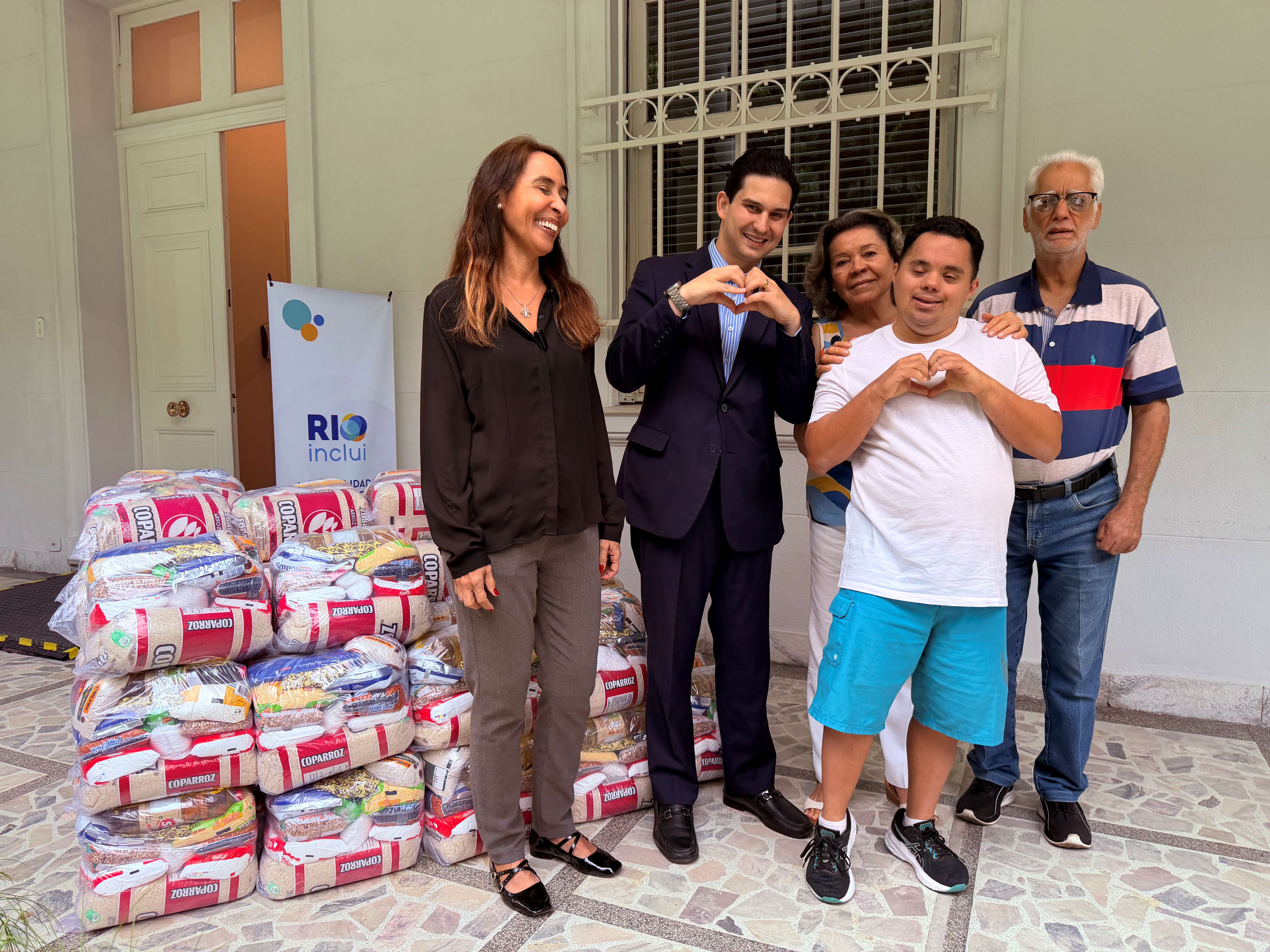 notícia Mobilização solidária arrecada 15 toneladas de alimentos para a RIOInclui