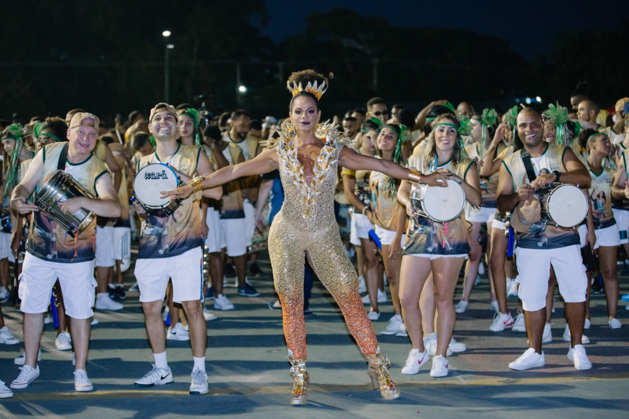notícia Savia David esquenta a noite do Anhembi com homenagem o Deus do Sol