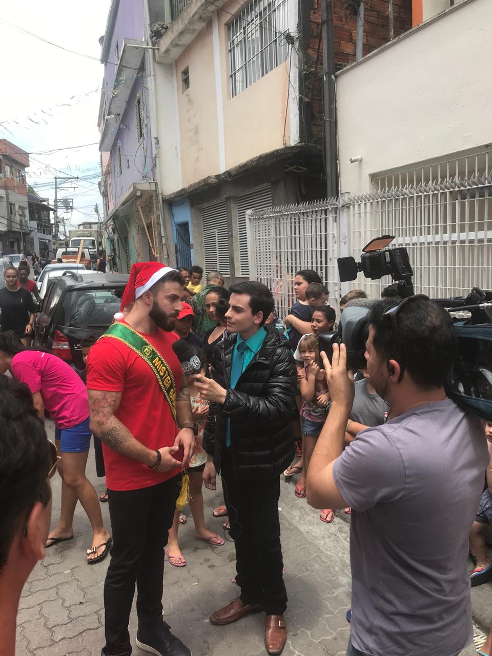 notícia Mister Brasil Gabriel Ximenez e Dudu Camargo do SBT realizaram entregas de brinquedos para crianças carentes