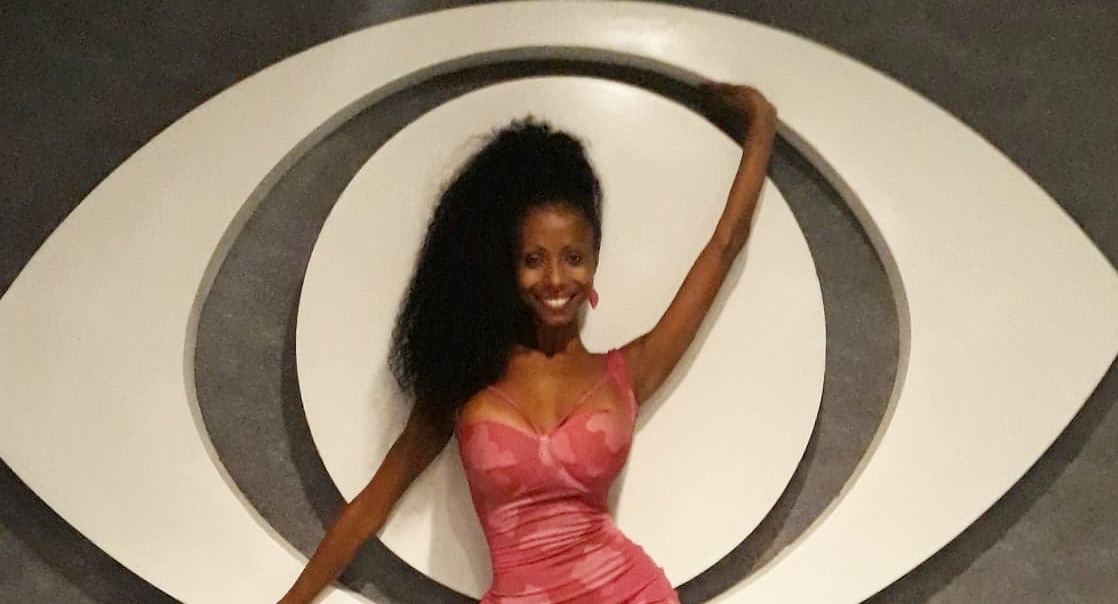 notícia De olho nela! Musa Paulinha Padase grava programa da Band