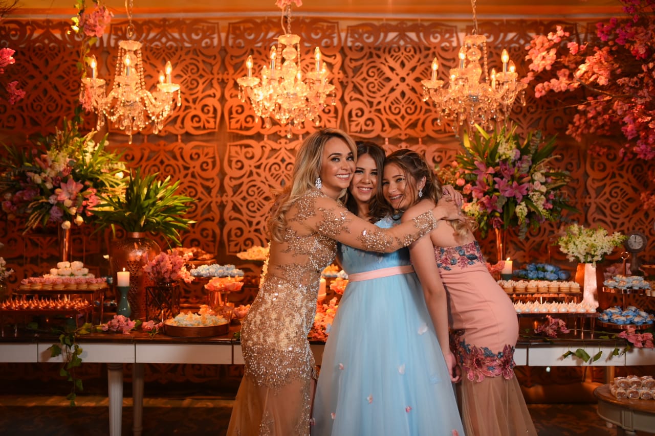 notícia Apresentadora Karol Veiga faz festão de 15 anos para filha Luma