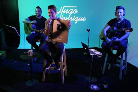 notícia Hugo Henrique é homenageado em Showcase - o artista recebeu a placa de 1 milhão de inscritos no Youtube