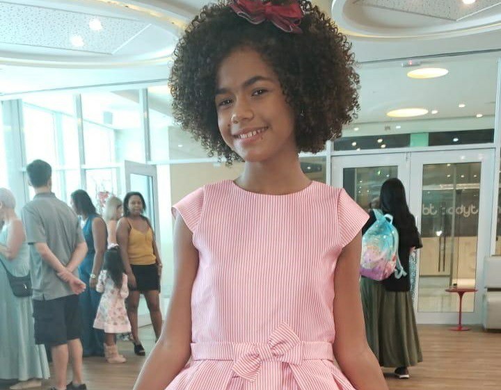 notícia Alana Cabral e modelos mirins prestigiam desfile da Árvore Mágica