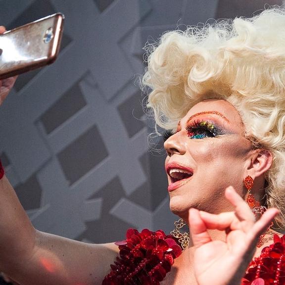 notícia No dia Internacional das Drag Queens, Tchaka abre o coração e fala de Rupaul e como é ser drag no Brasil