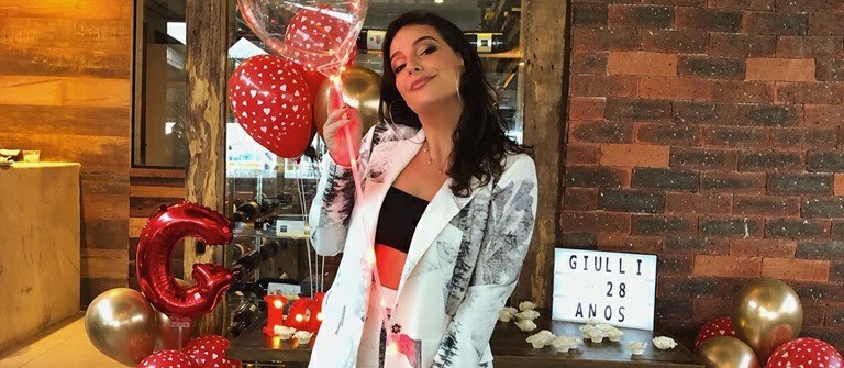 notícia Giulliana Succine comemora seus 28 anos com almoço em restaurante do Rio de Janeiro