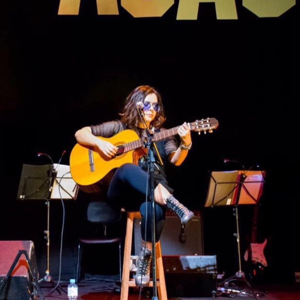 notícia Adriana Moreira POP e MPB  a música corre na sua veia artística.