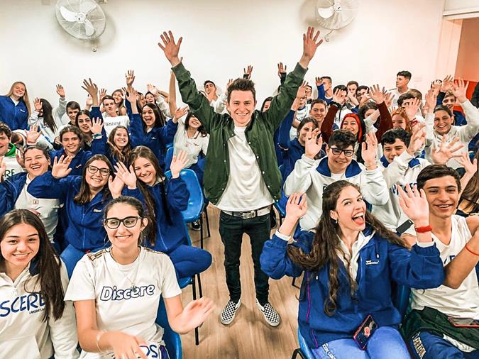 notícia Rafael Lasalvia palestra sobre a vida de influencer para estudantes em São Paulo