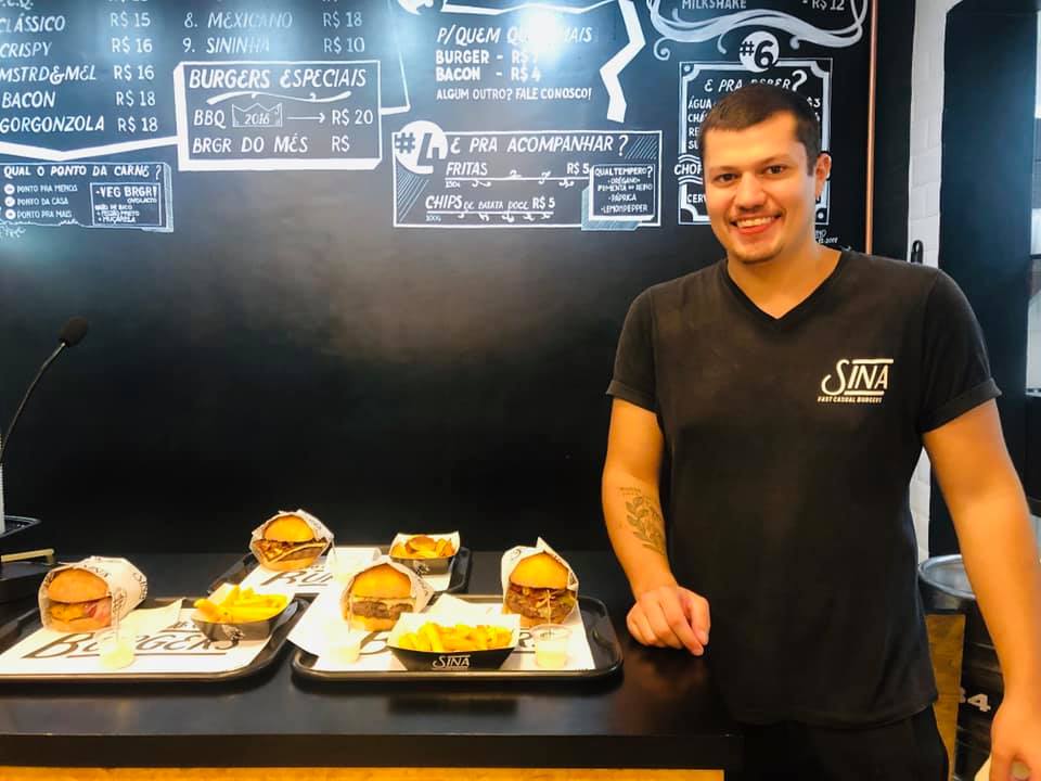 notícia Hambúrguer preparado em casa, mas com toque profissional