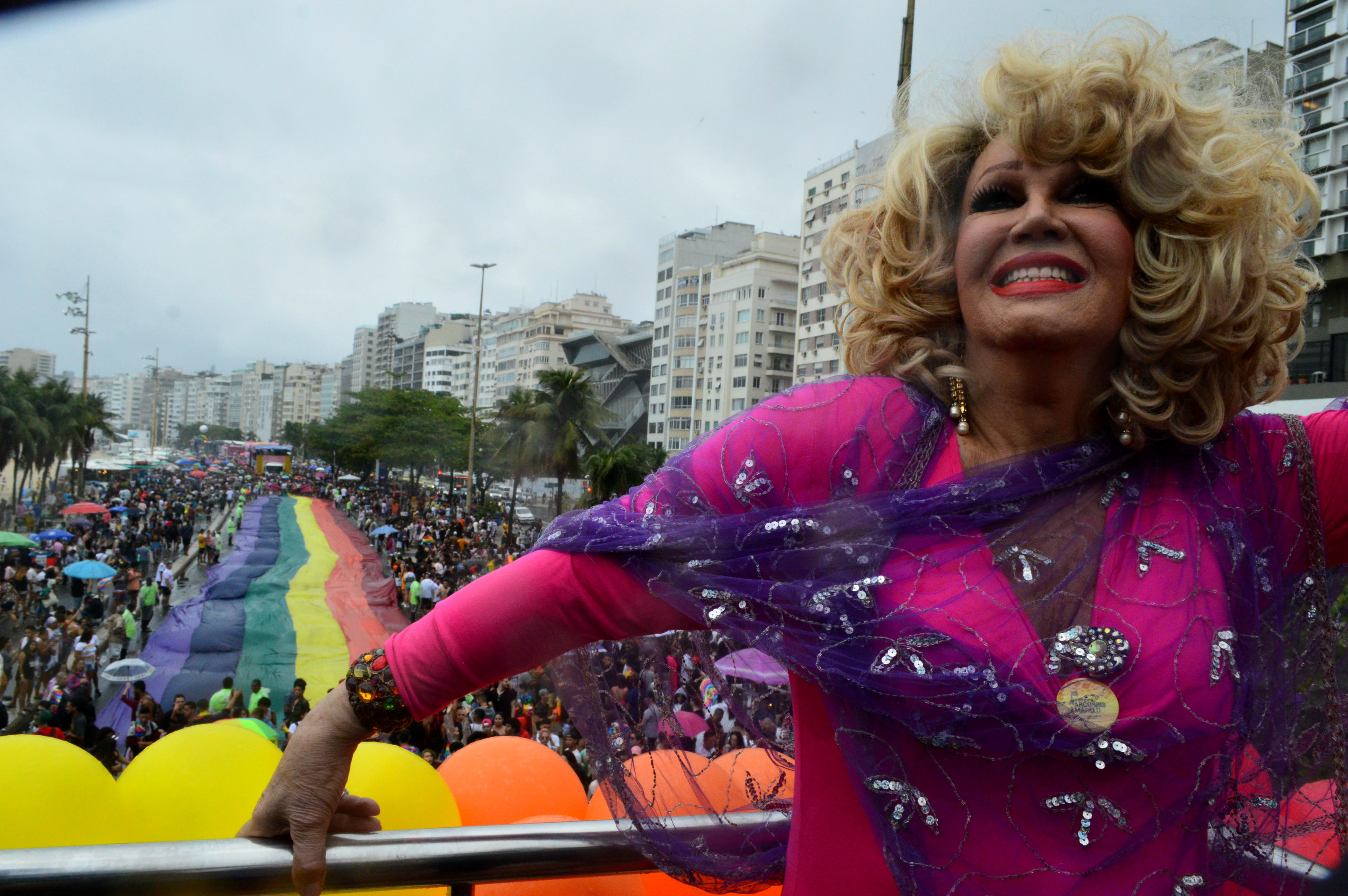 notícia É babado! Parada LGBTI reúne milhares de pessoas na orla de Copacabana
