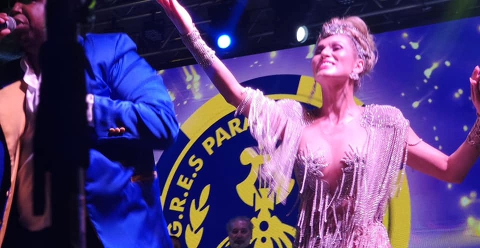 notícia Lívia Andrade ostenta roupa em Festa de Lançamento do CD das escolas de elite do Rio