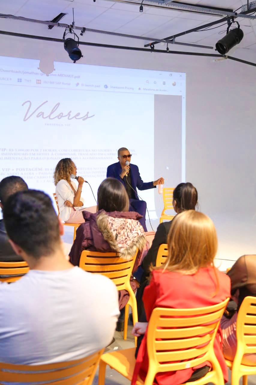 notícia Publicitário Jonathas Groscove é mediador de workshop segredos do mundo Artístico 