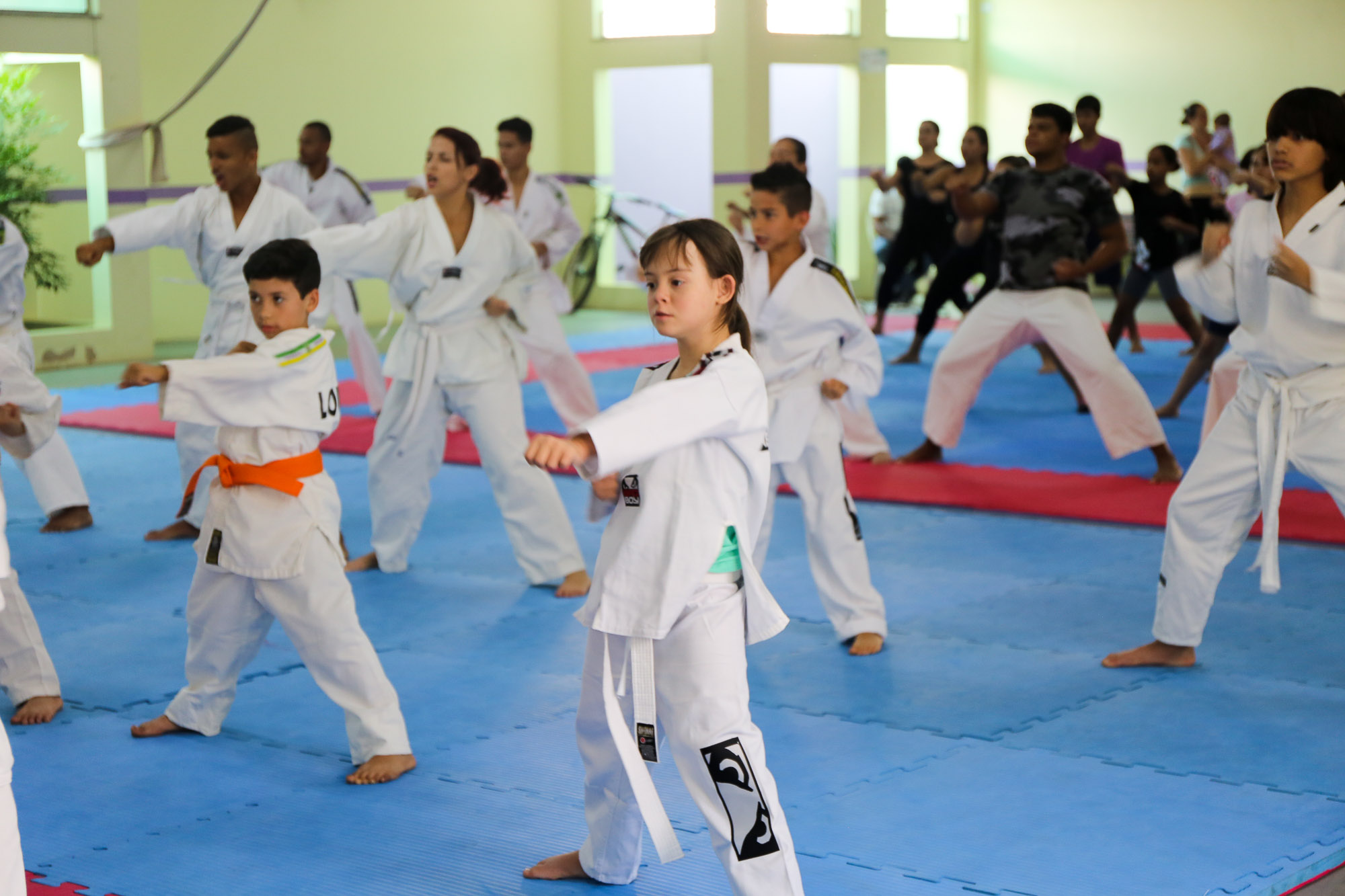 notícia Alunos do Taekwondo de Louveira recebem equipamentos  para treinos no Centro de Excelência de Artes Marciais.