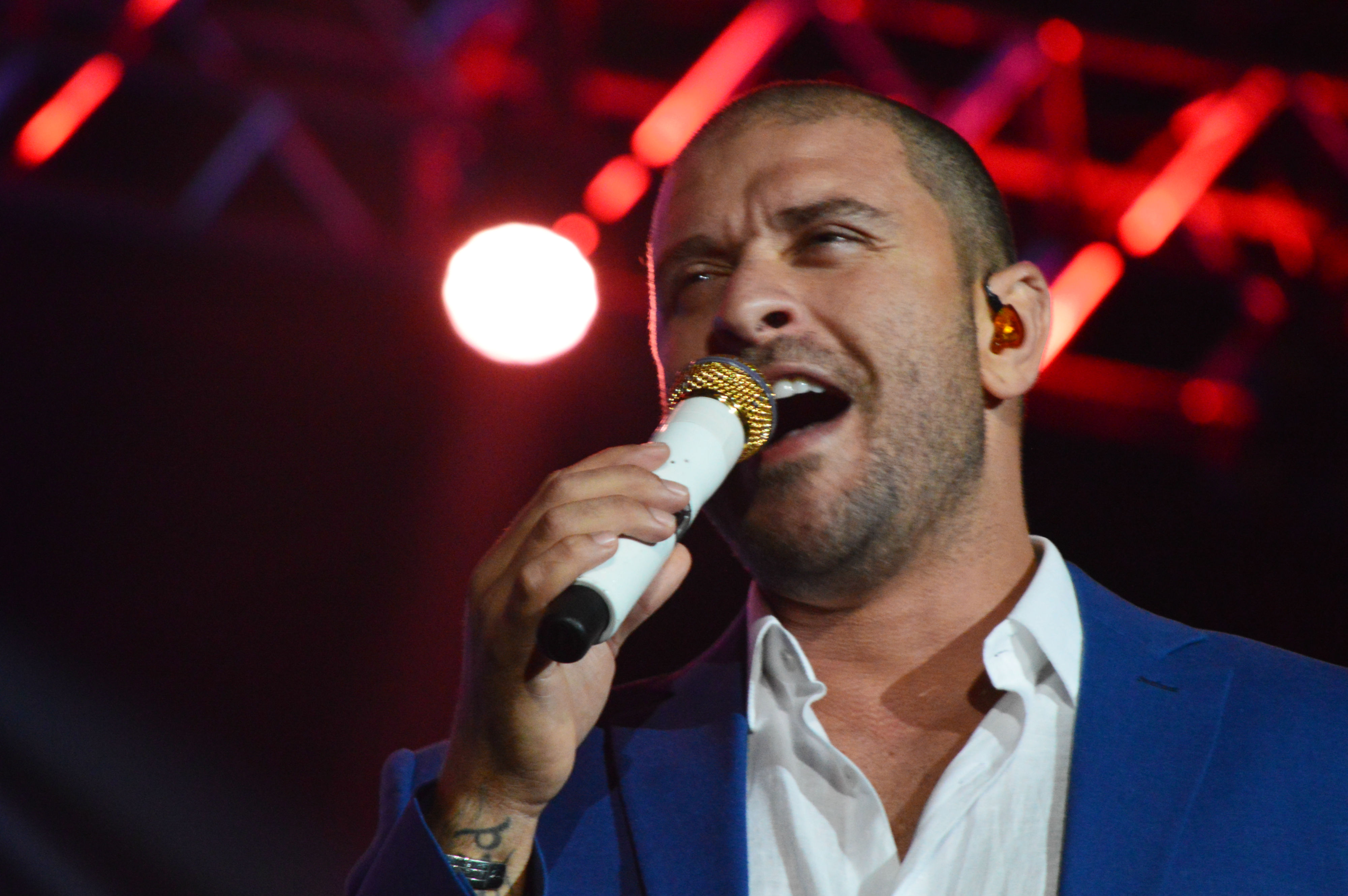 notícia Emoção está no ar! Diogo Nogueira levanta público do Revéillon Praia Copacabana 