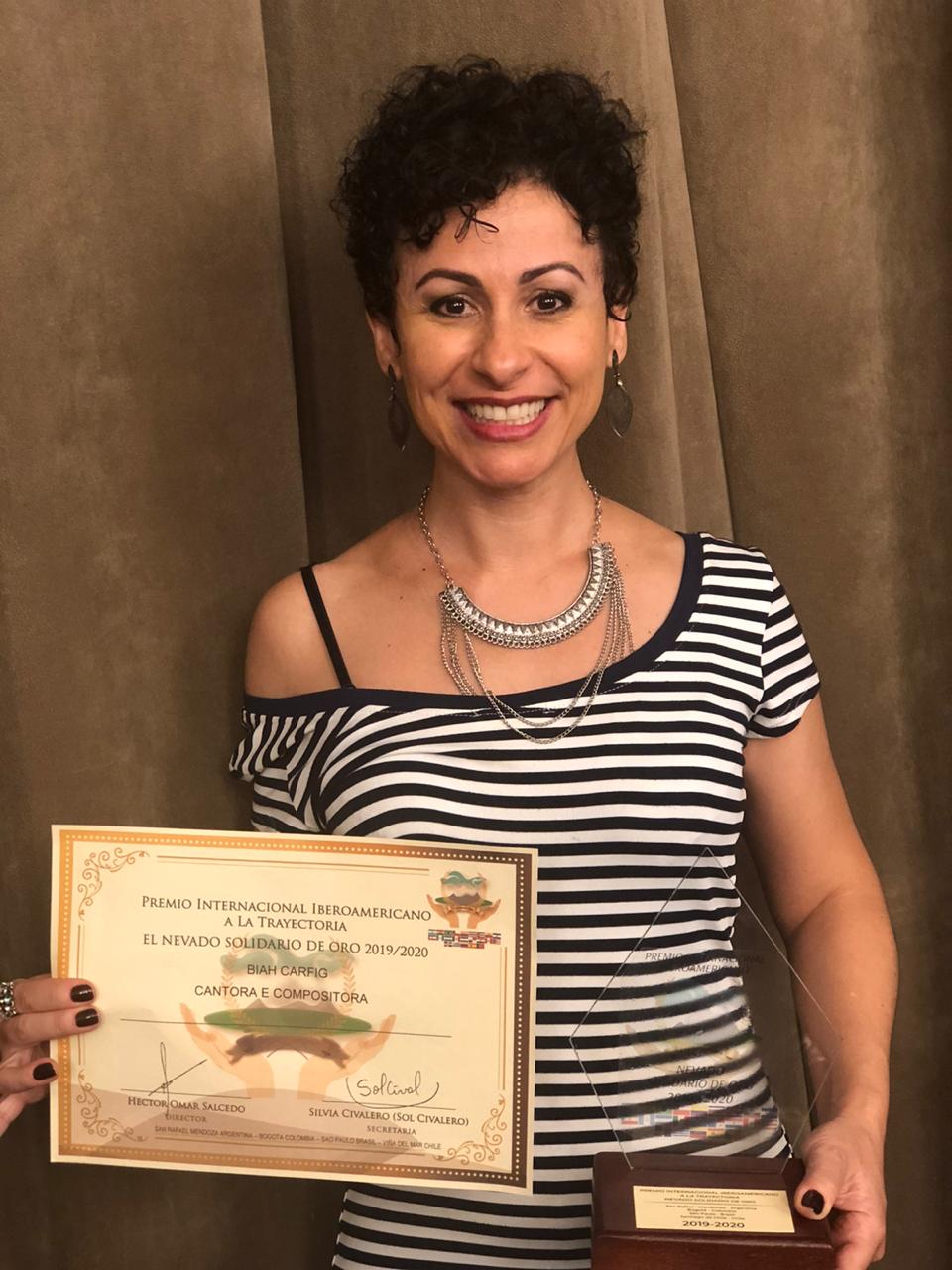 notícia Atriz e cantora Biah é premiada no evento Ibero Americano 