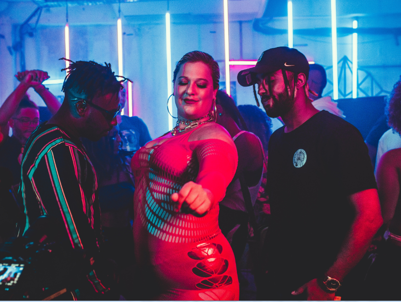 notícia Alice Caymmi lança clipe com Àttooxxá de estética pop e inspiração em Cicciolina