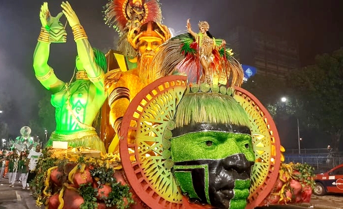 notícia Exuberância e tecnologia no segundo dia de desfiles da Série A