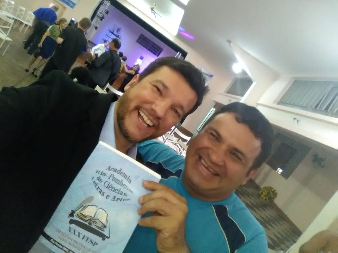 notícia Biografia do poeta Nilton César (foto a direita) ao lado do apresentador Alessandro Boiah, da TV Alterosa de Juiz de Fora/MG