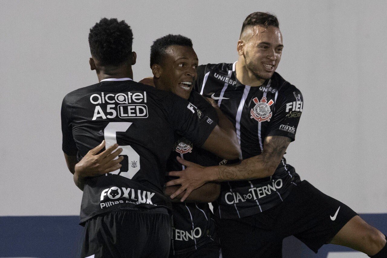 notícia Corinthians vence e dispara na liderança