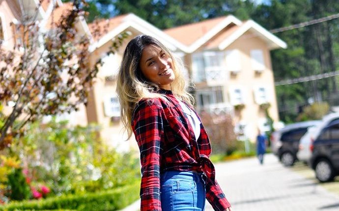 notícia Combinação moderna e despojada, calça jeans cintura alta e camisa xadrez