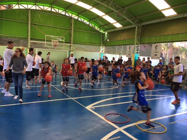 notícia  EM LOUVEIRA TEM PROJETO CESTA DE TRÊS- FESTIVAL DE BASQUETEBOL