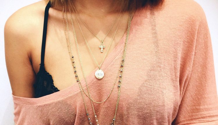 notícia Sensual dentro de casa com blusa ombro caído