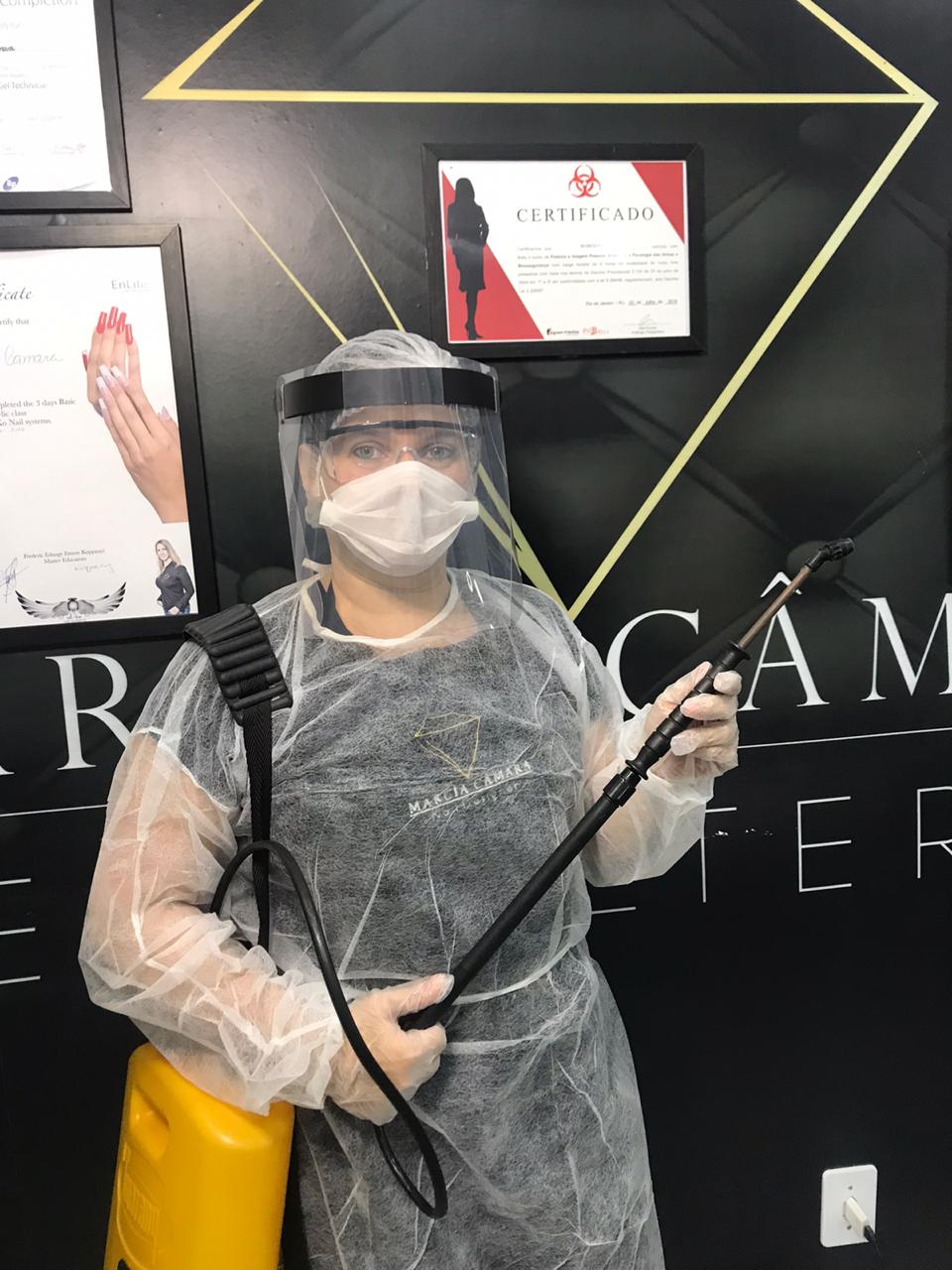 notícia   Nail desingner toma medidas preventivas para evitar a contaminação do novo coronavirus entre os clientes