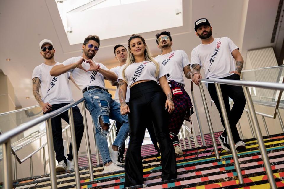 notícia Brasileira Thay Oliveira é destaque como Cabeleireira nos Estados Unidos