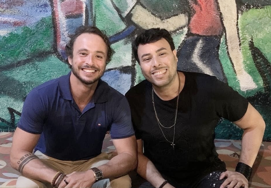 notícia Cariocou! Jornalista Anderson Lopes posa ao lado do repórter Rafael Paiva 