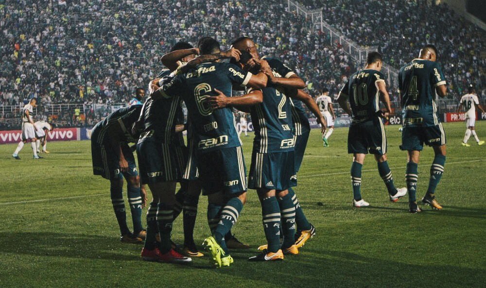 notícia Palmeiras vence Coritiba e volta ao G4 do Brasileirão