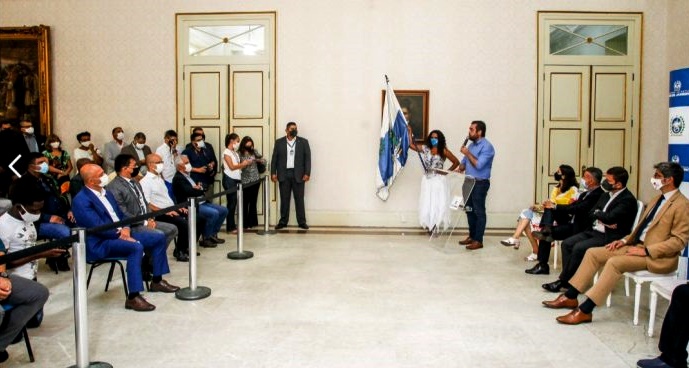 notícia Toda ajuda é bem vinda, Governo do Rio assina projeto de apoio às escolas de samba