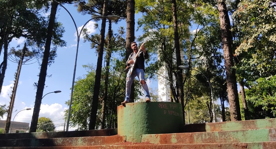 notícia Professor compõe canção para ajudar alunos a aprender português