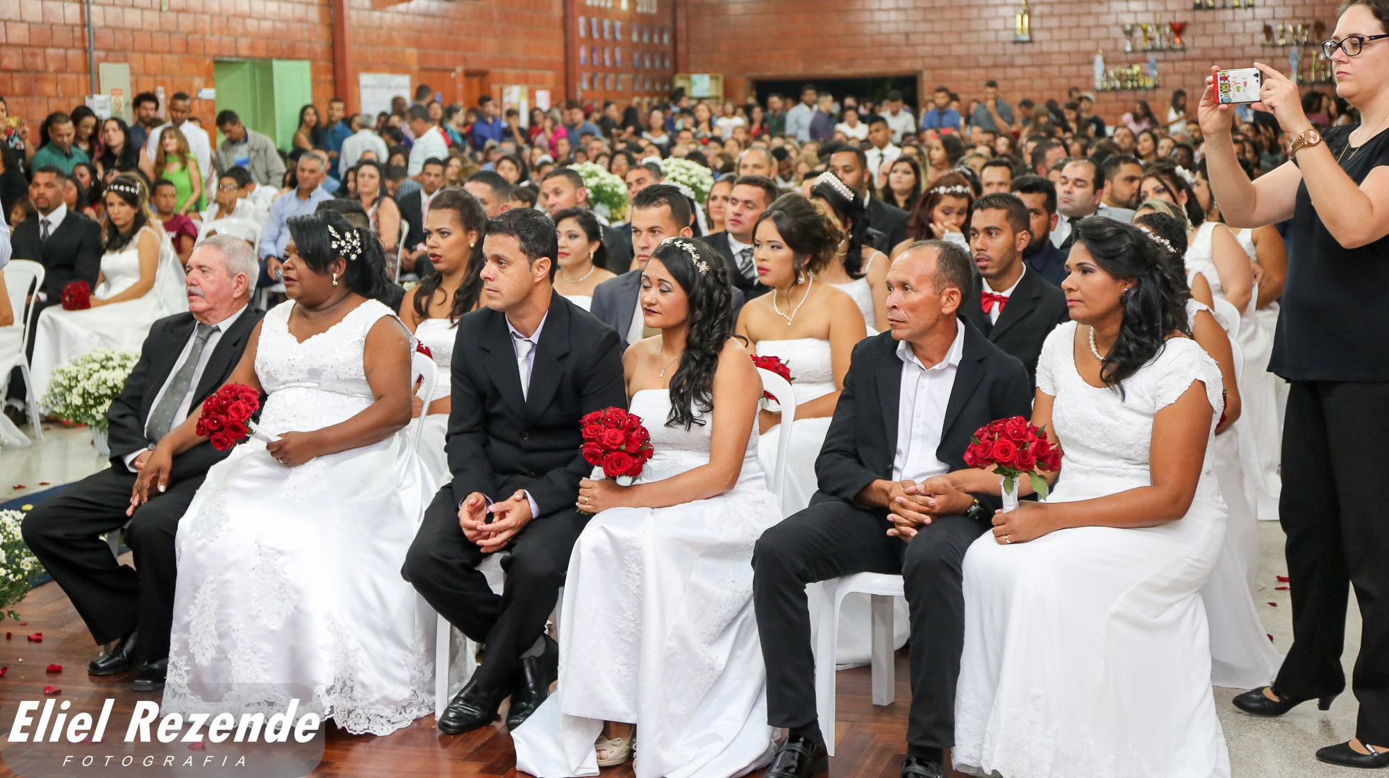 notícia Prefeito de Louveira  Junior Finamore e sua esposa Marlene Montelato apadrinha de 33 casais no 2º Casamento Comunitário.