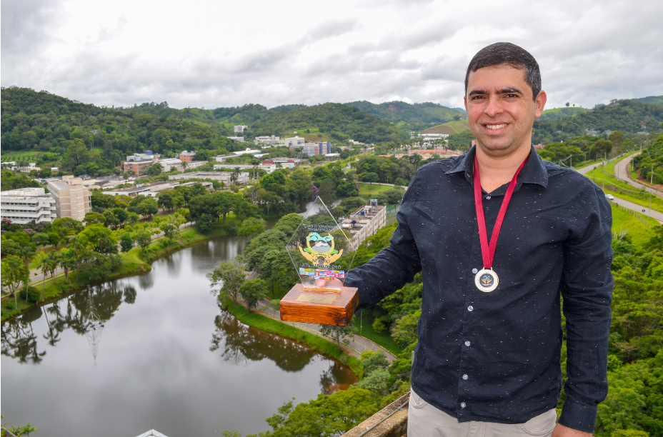 notícia Escritor/poeta brasileiro Thiago Winner está nas Semifinais do Evento “Mili Dueli” e está concorrendo entre os melhores poetas do mundo