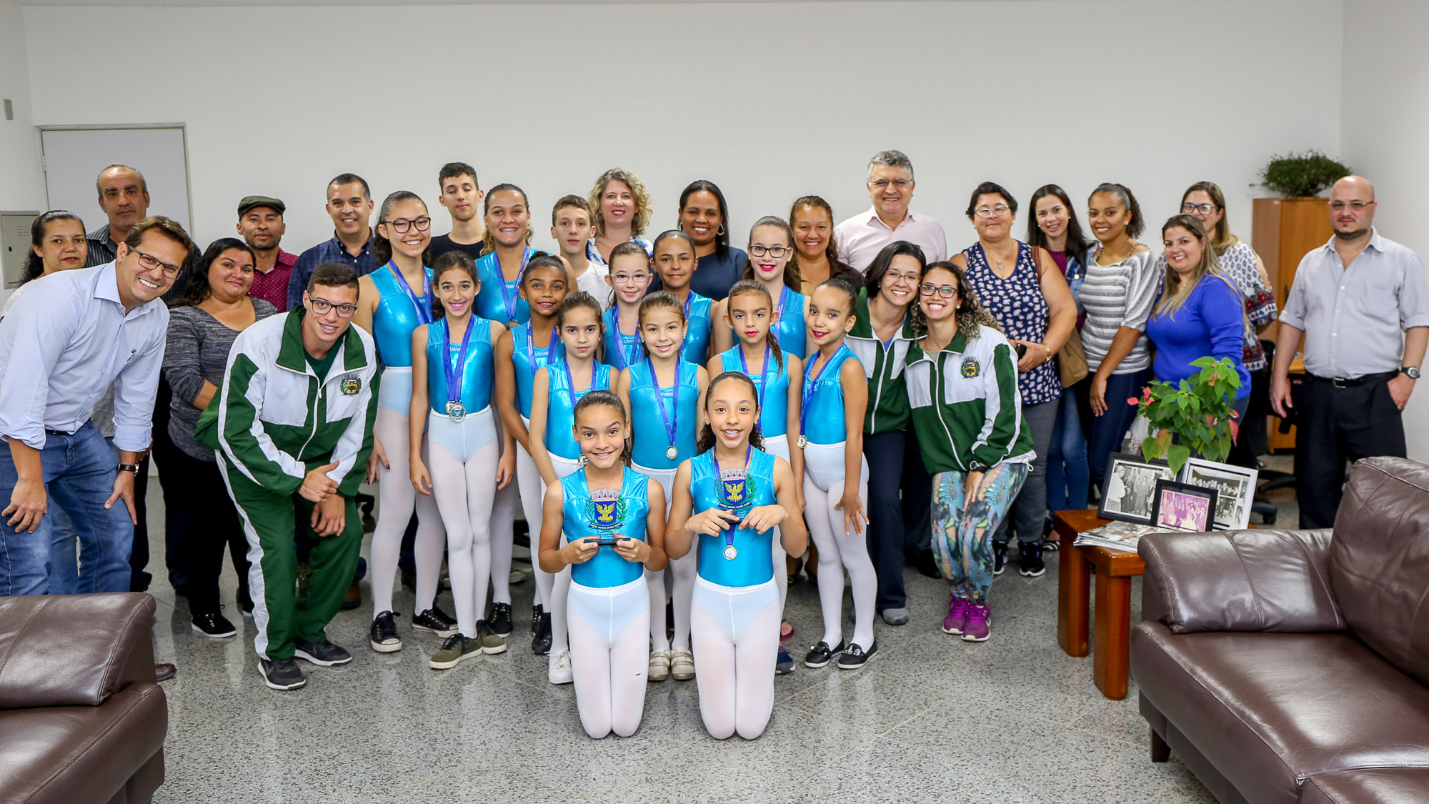 notícia Prefeito Junior Finamore recebe medalhistas da Ginastica Artística no gabinete