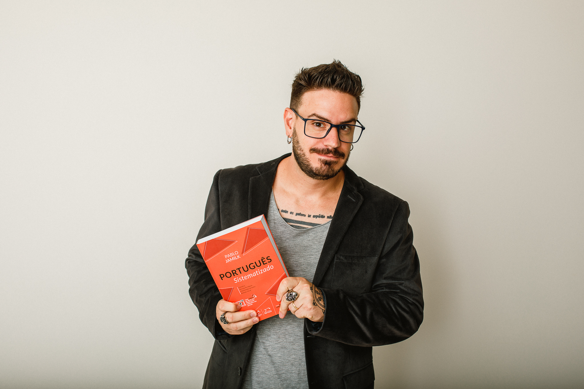 notícia No dia Mundial da Língua Portuguesa, conheça o professor que vem revolucionando o ensino através da internet 