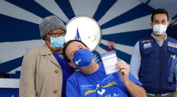 notícia Prefeito do Rio toma primeira dose da vacina contra Covid-19 na quadra da Portela