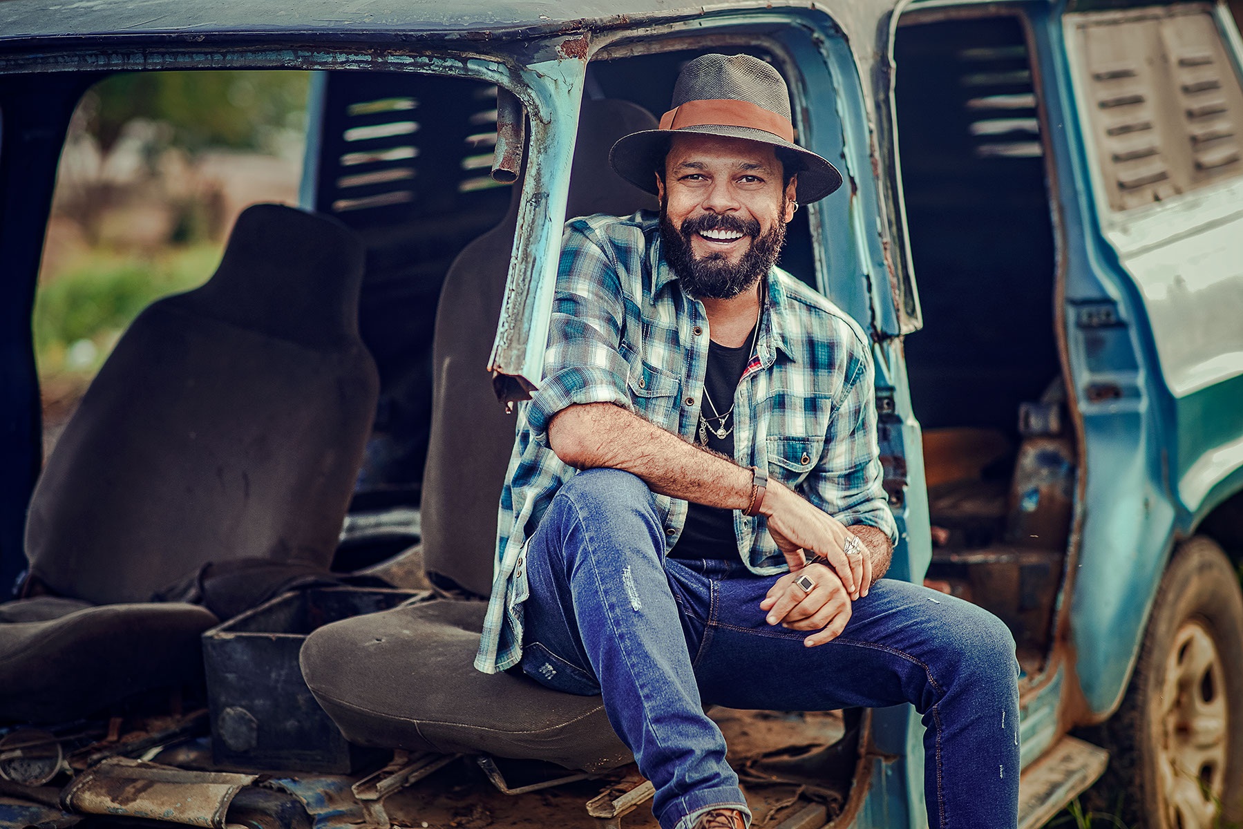 notícia Marco Fukuyama recebeu nesta sexta-feira na Rádio Online Studio FKM Charles Theone cantor, compositor.