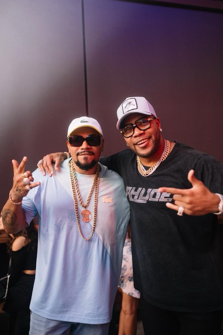 notícia Naldo curte noite com rappers americanos