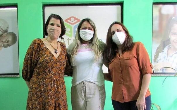 notícia Diretora da Ong Atitude Social recebe visita de Danielle Barros e Clara Paulino na Vila Cruzeiro