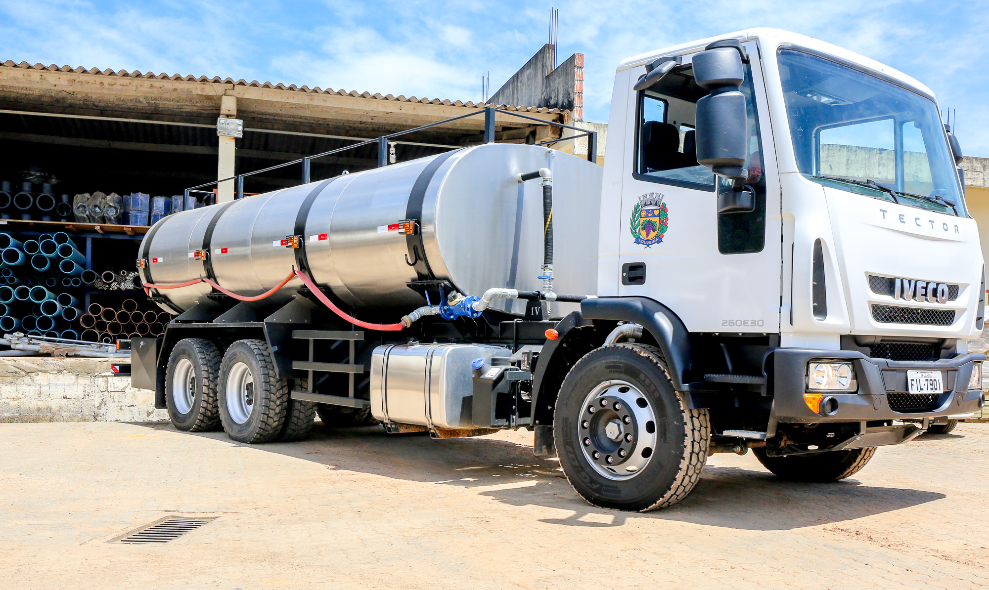 notícia O Prefeito Júnior Finamore entregou para a cidade 2 novos caminhões pipa.