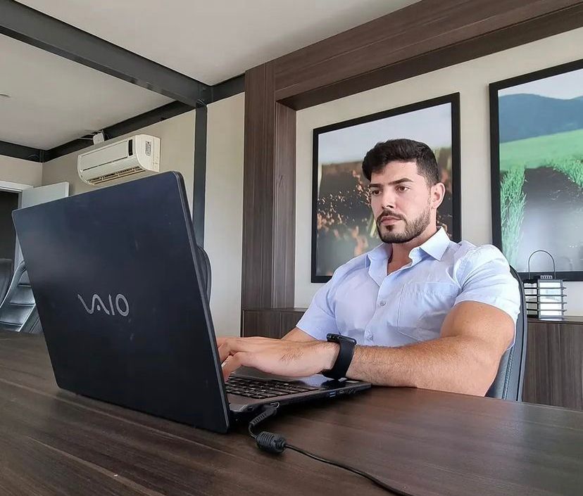 notícia Jonathan Ferrari: advogado, modelo e influenciador capixaba faz sucesso por todo Brasil