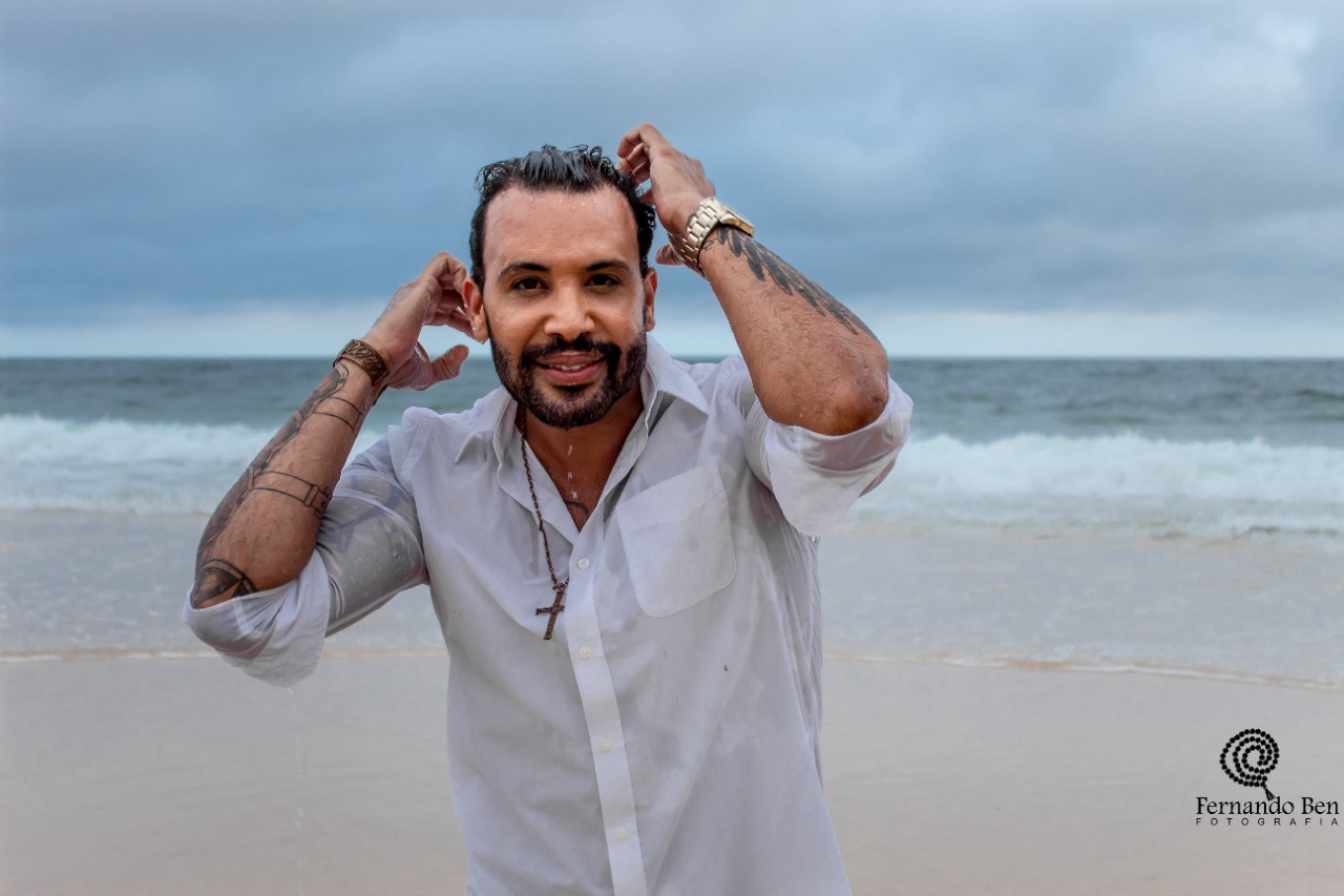 notícia «Latin lover boy» («Un chico sexy y romântico latino»), O Ricky Martin Brasileiro, assim esta categorizado Gianco K. na Europa.