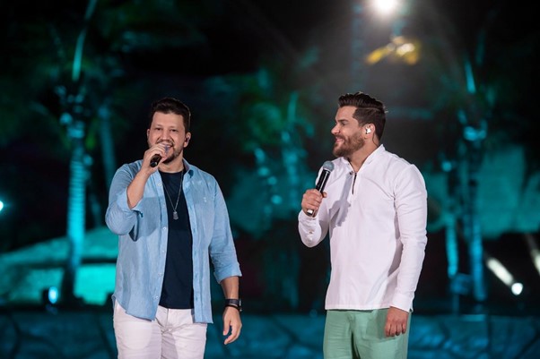 notícia Dupla lança projeto audiovisual “Cleber & Cauan No Rio Quente” com faixas que vão do bom humor ao romantismo