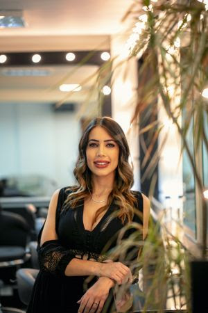 notícia Paranaense que começou como manicure aos 12 anos lança, aos 22, escola profissionalizante