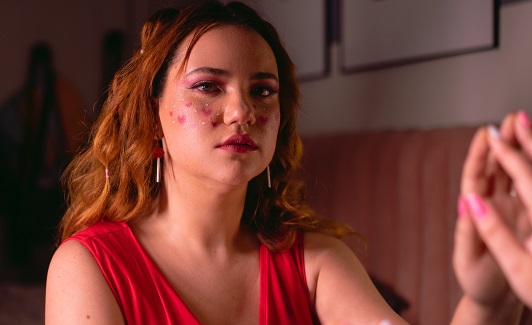 notícia “SE PERDEU NO PERSONAGEM” É O NOVO SINGLE DA CANTORA E COMPOSITORA RAFAELLA MEIRELLES